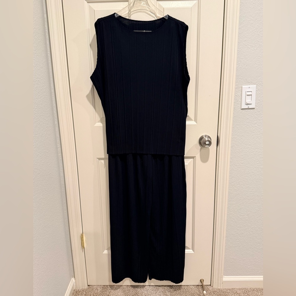 Elegant Black Pleated Sleeveless 2 Piece Pant Suit